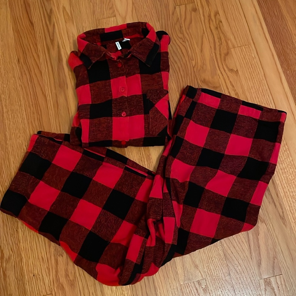 Nordstrom red/black plaid flannel pajamas set. Size Large